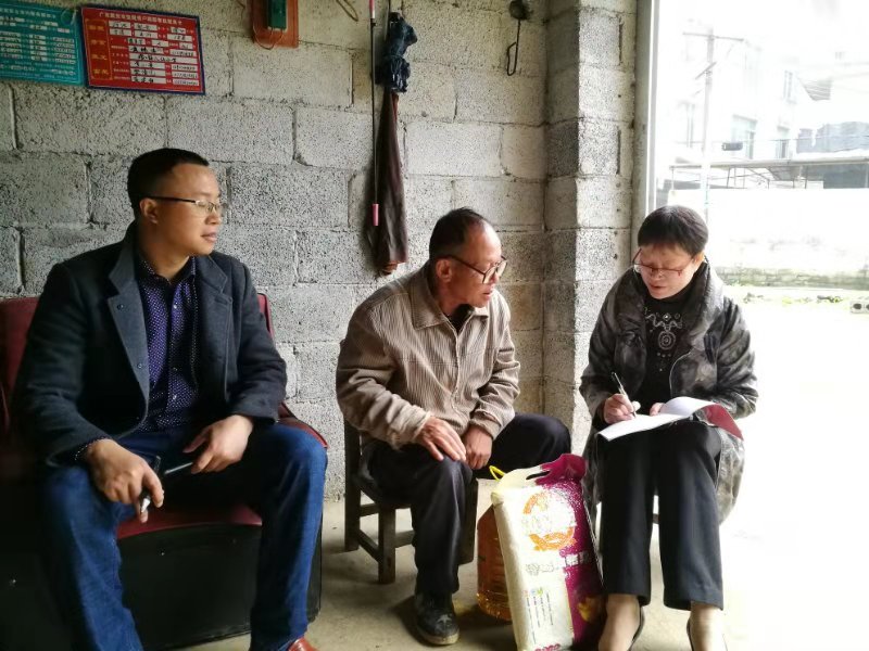 招生就业处何春蕾副处长（主持工作）核实扶贫手册信息