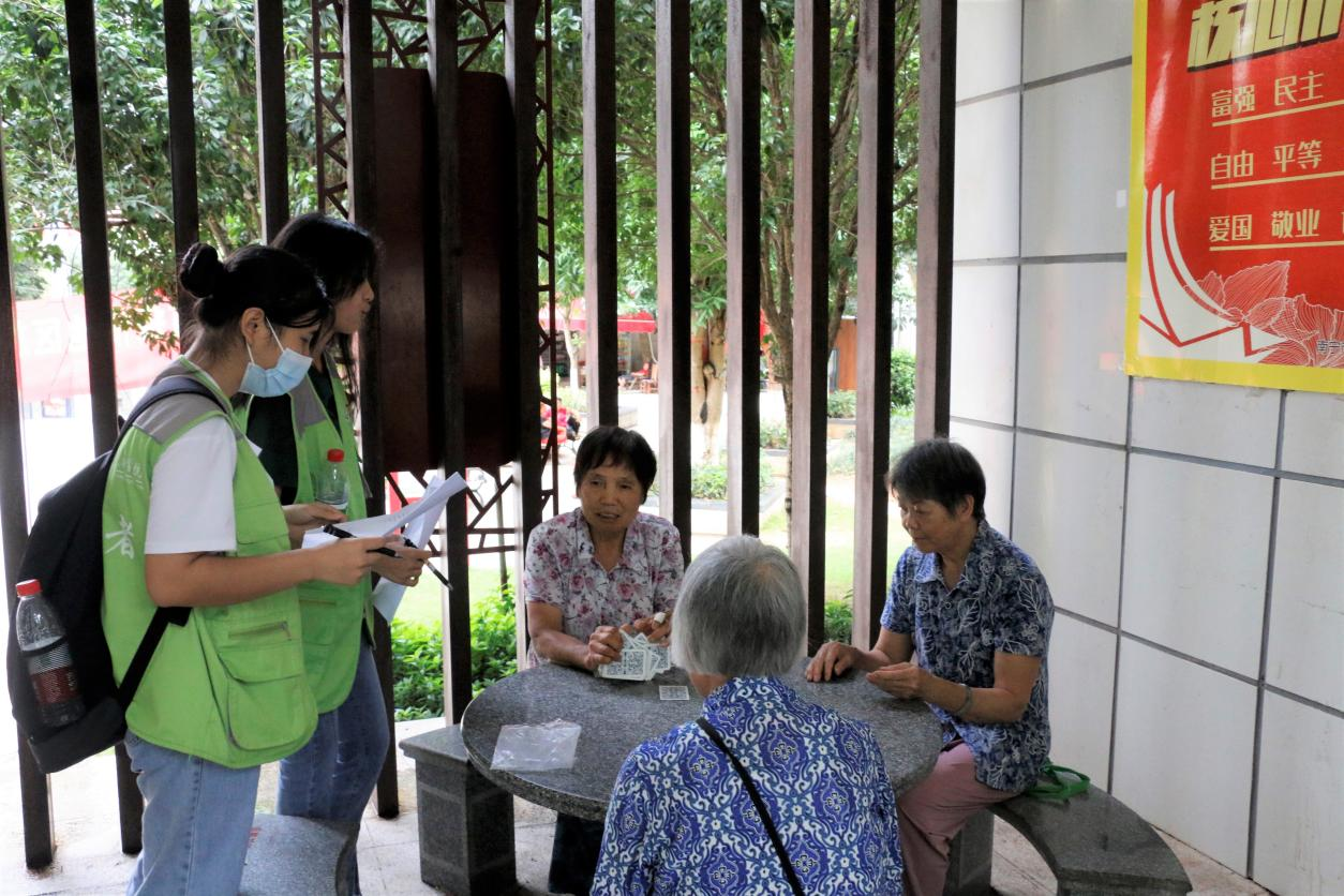 志愿者对社区居民进行问卷调查