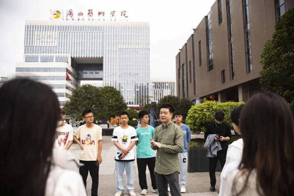 家具造型设计专业教师李明炅给同学们介绍本次活动