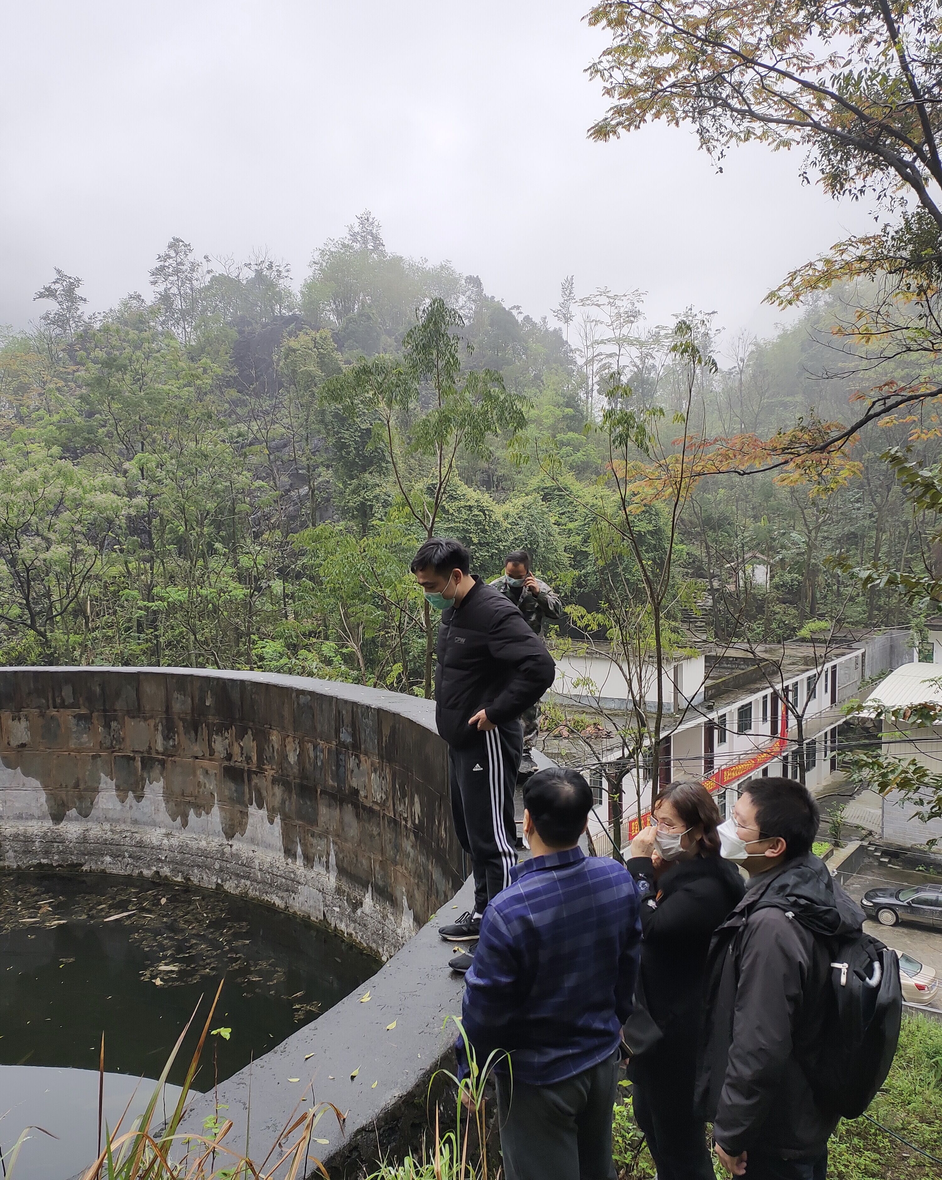 柏挺副院长现场查看了万茂村村委集体露天水柜的水质情况