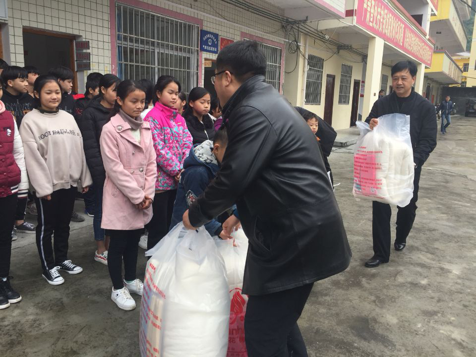 曾繁雄副书记和企业代表为龙湾乡贫困学子捐赠棉被