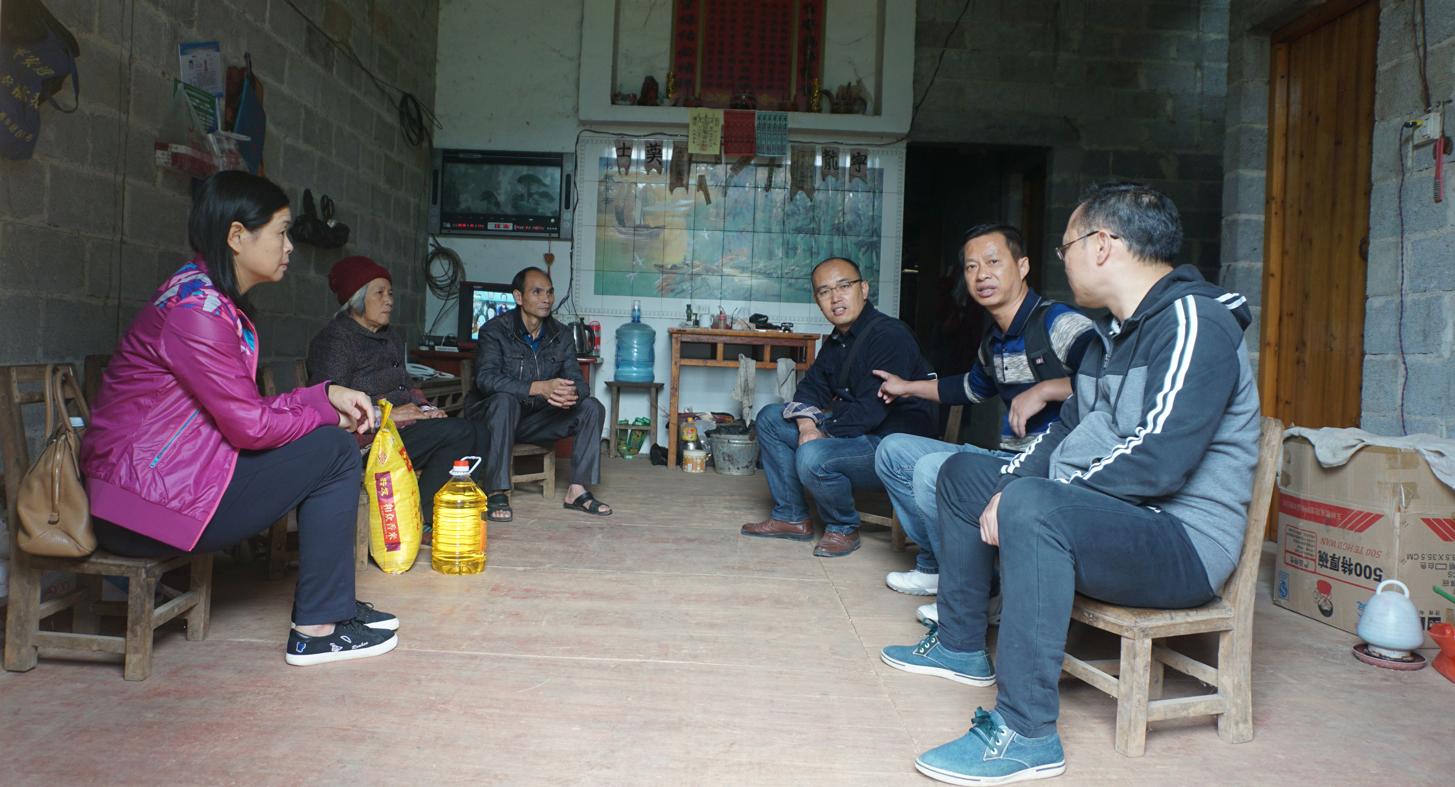帮扶干部和驻村书记在贫困户家中慰问调研