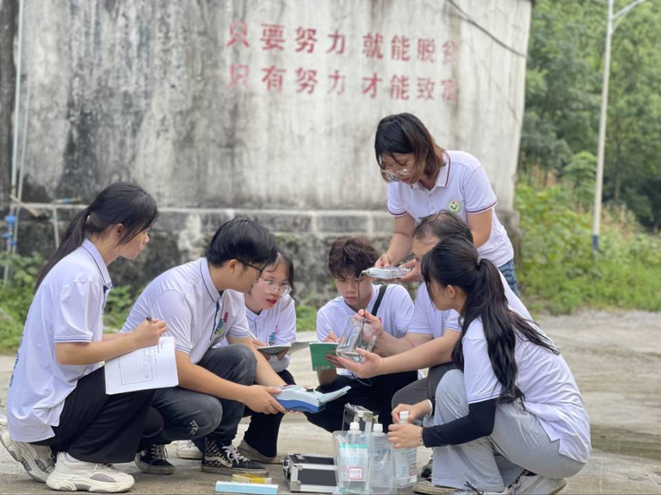 实践团师生对露天水柜进行水质检测