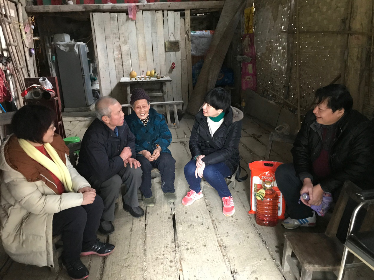 帮扶干部询问贫困户生产生活近况