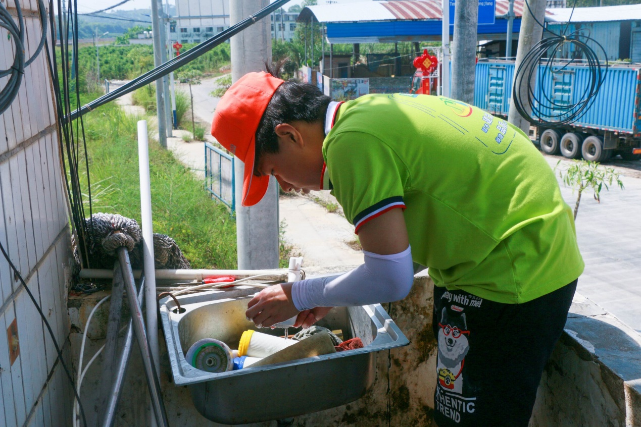 实践团成员在清洗净水器滤网