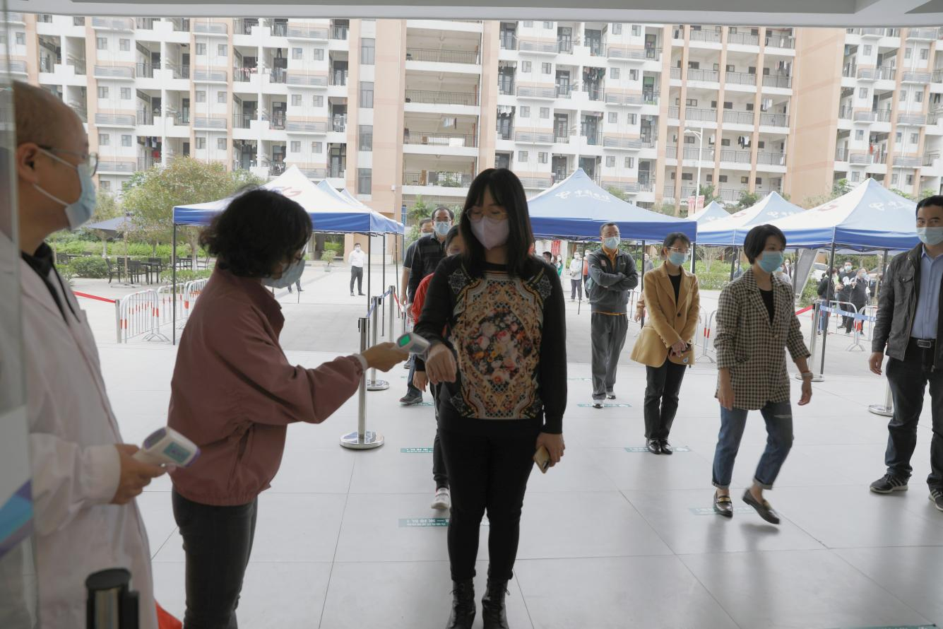 实地模拟学生排队检测体温进入食堂