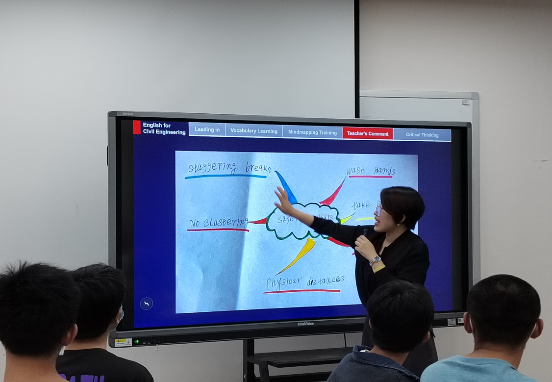 团队曾妍老师在进行教学展示