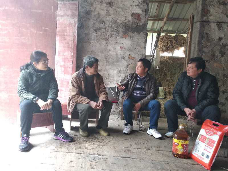 安仲文副院长向帮扶对象宣讲扶贫政策