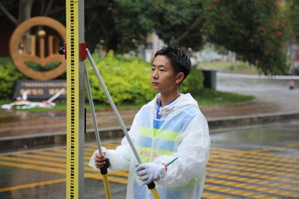 测绘赛项参赛选手比赛过程中无惧风雨