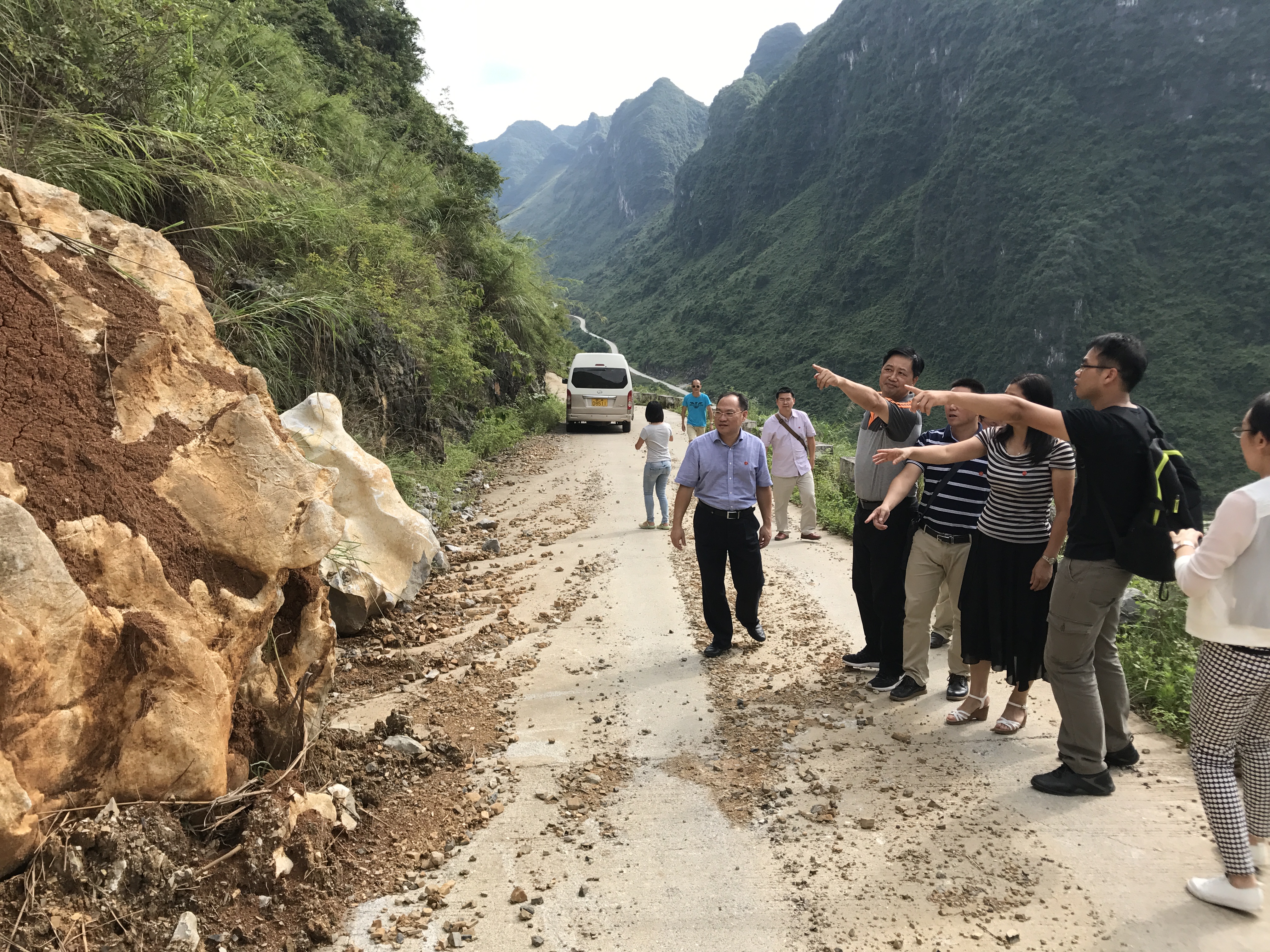 全体党员同志前往加范村塌方路段进行察看