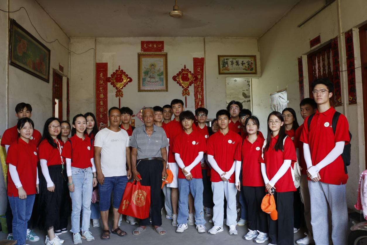 实践团走访慰问老党员周开雨（前排右五）