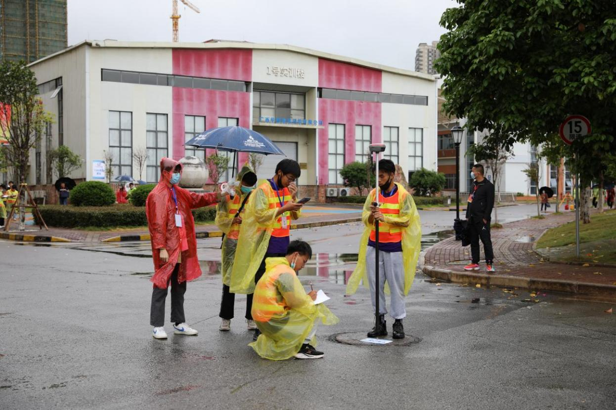 比赛期间志愿者与参赛队随行撑伞防止仪器因淋雨而出现故障，为参赛选手顺利完赛“保驾护航”