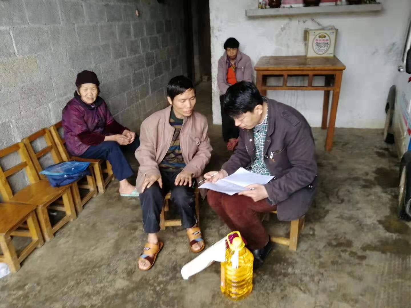 土木工程系党总支孔祥刚书记填写扶贫手册信息