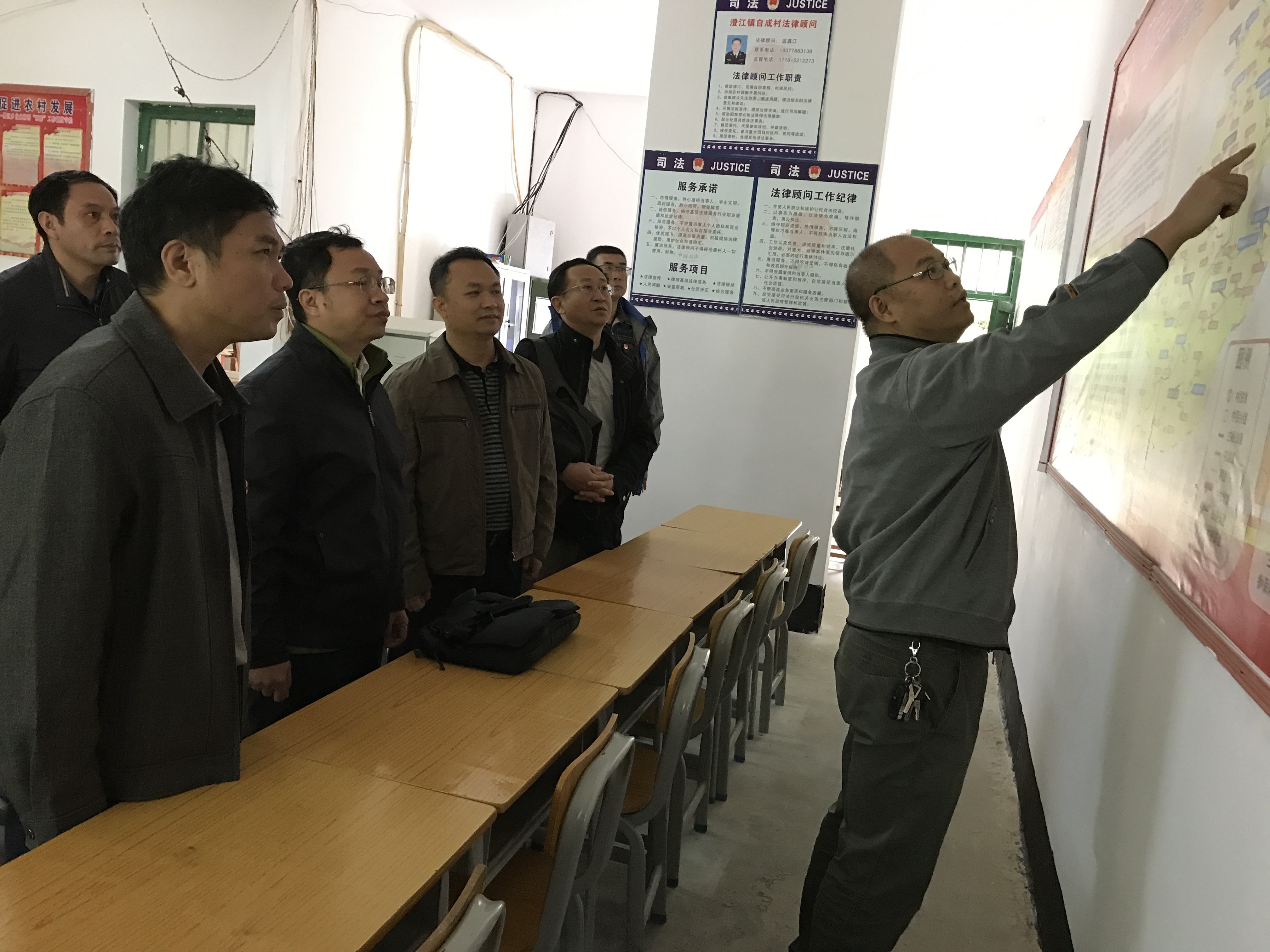扶贫小组正在听取第一书记张宇老师介绍扶贫工作开展情况