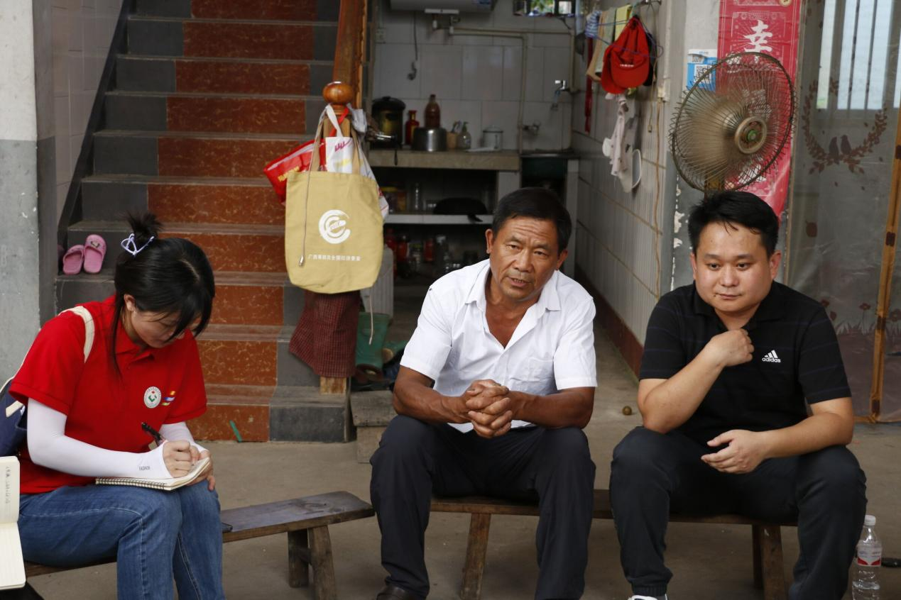 观察团志愿者对王熙槐同志（中）进行访谈