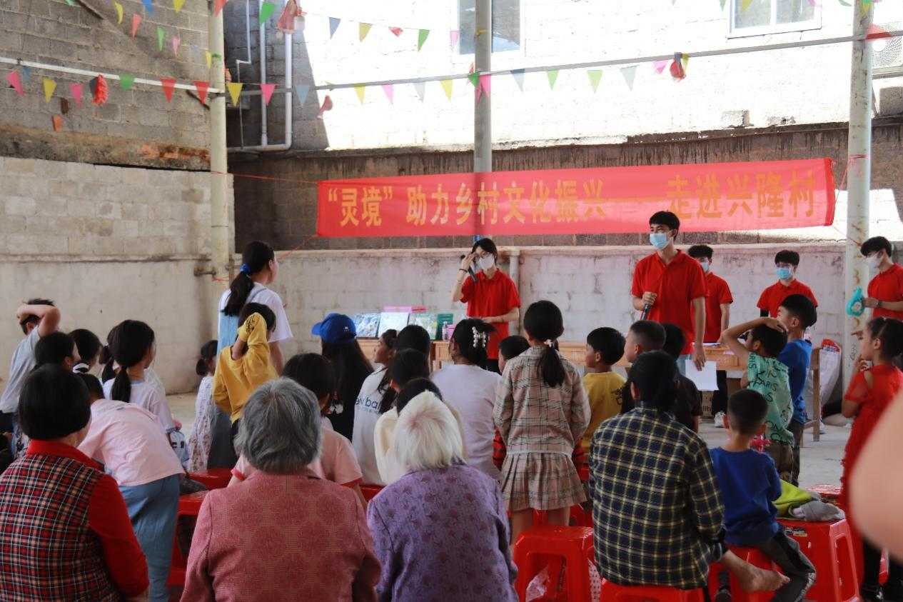 现场村民们踊跃参与问答活动