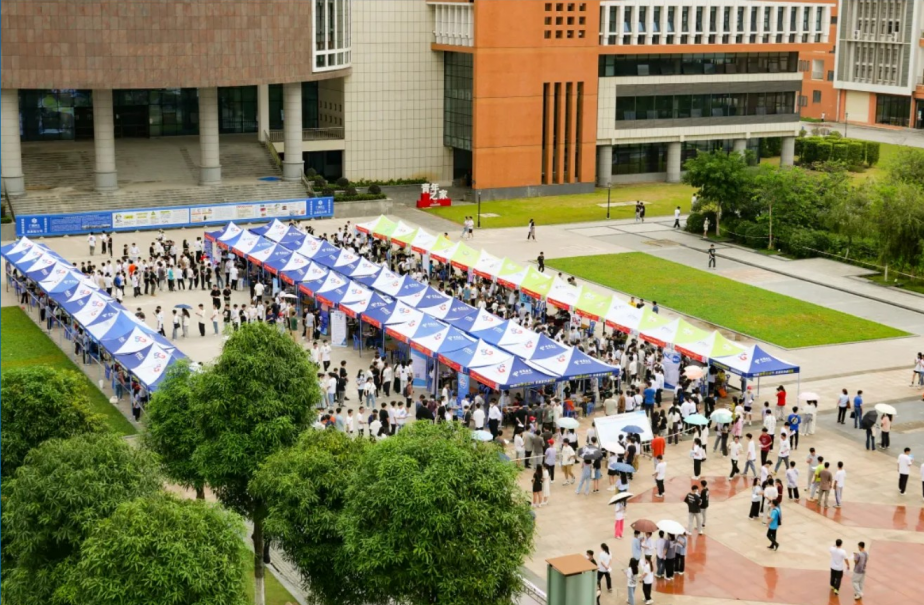 2022年夏季双选会现场