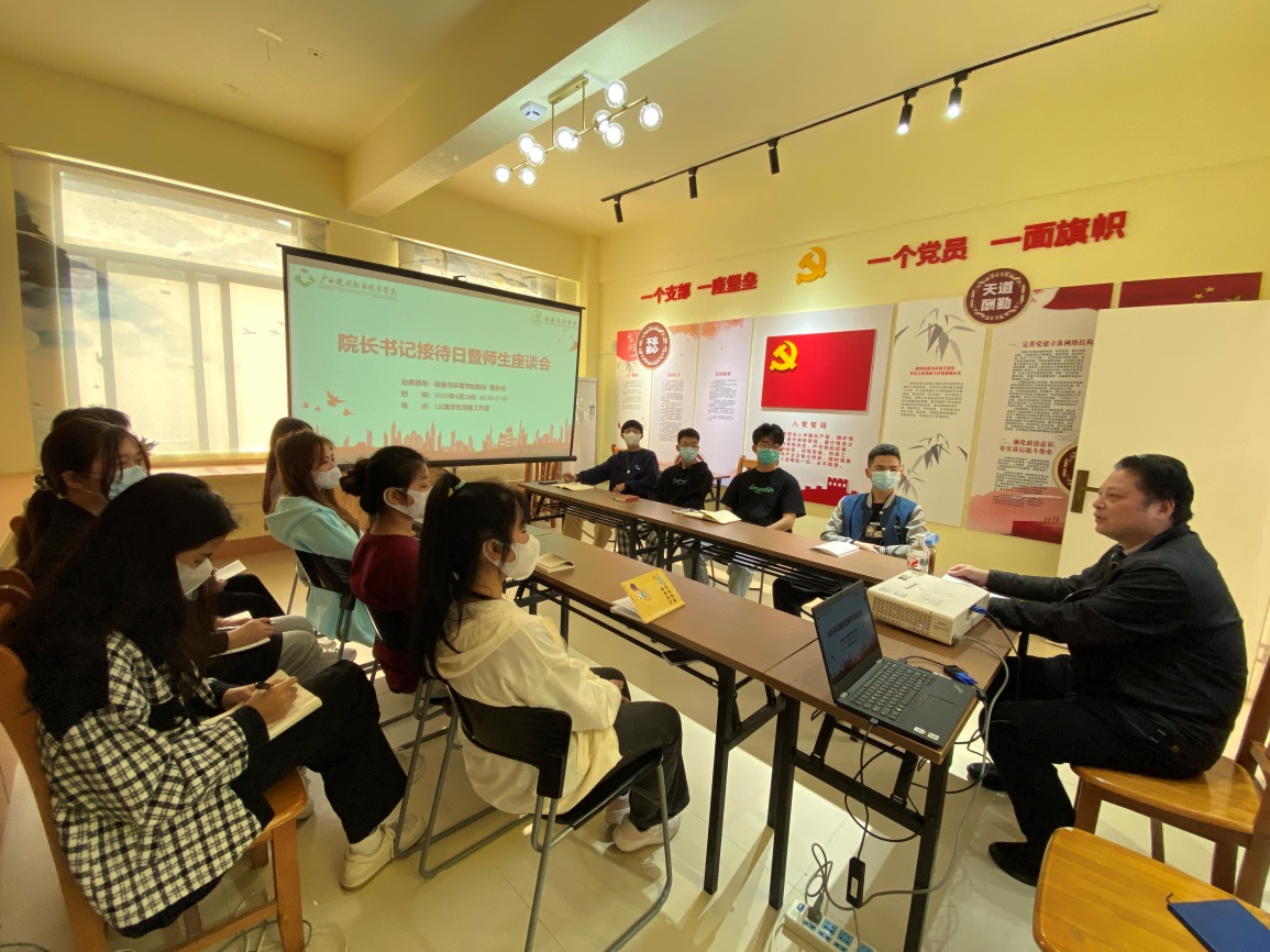 黄永光院长在学生公寓党建工作室召开座谈会