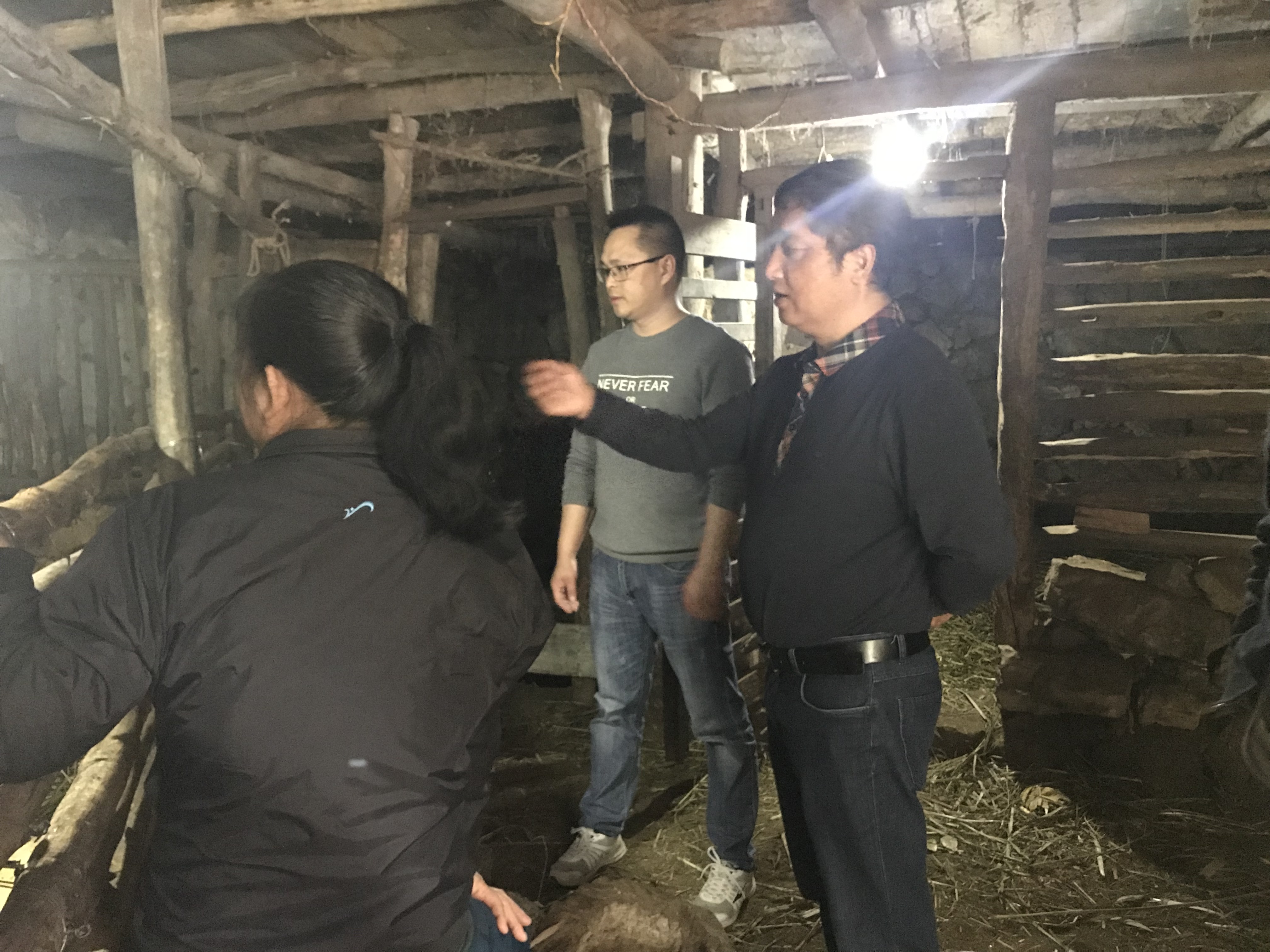 安仲文副院长与贫困户亲切交谈