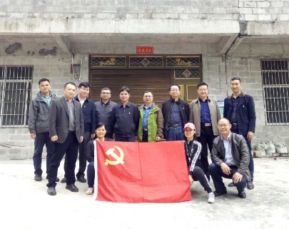 入户帮扶小组合影留念