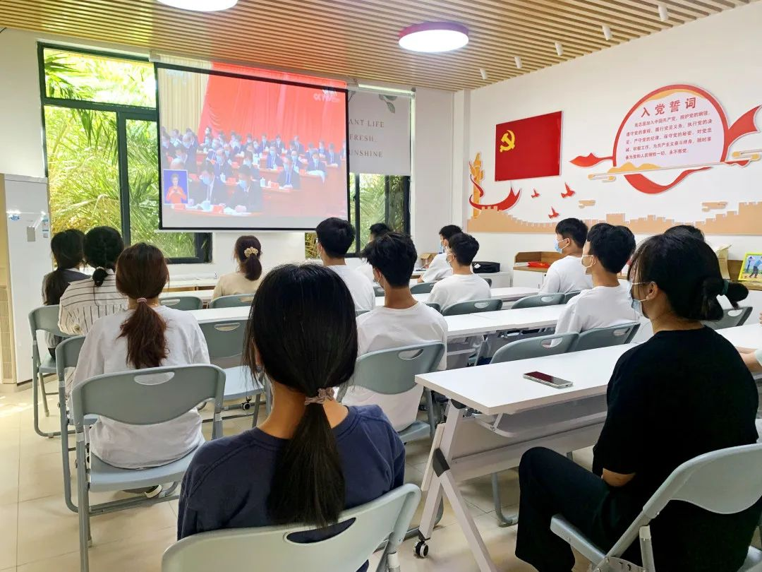 土木工程学院学生公寓党建工作室观看大会现场