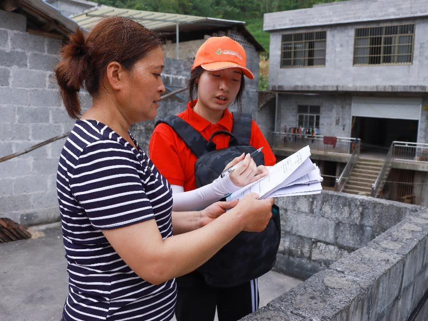 实践团成员对村民进行走访调研