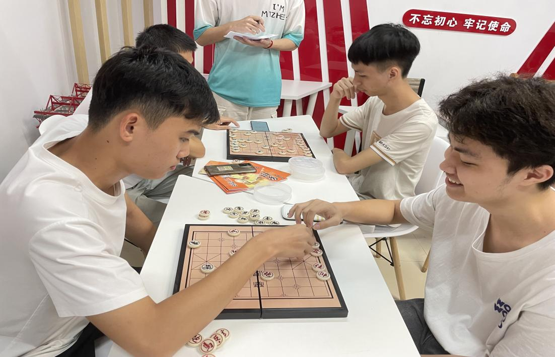 学生们在互相交流下棋心得