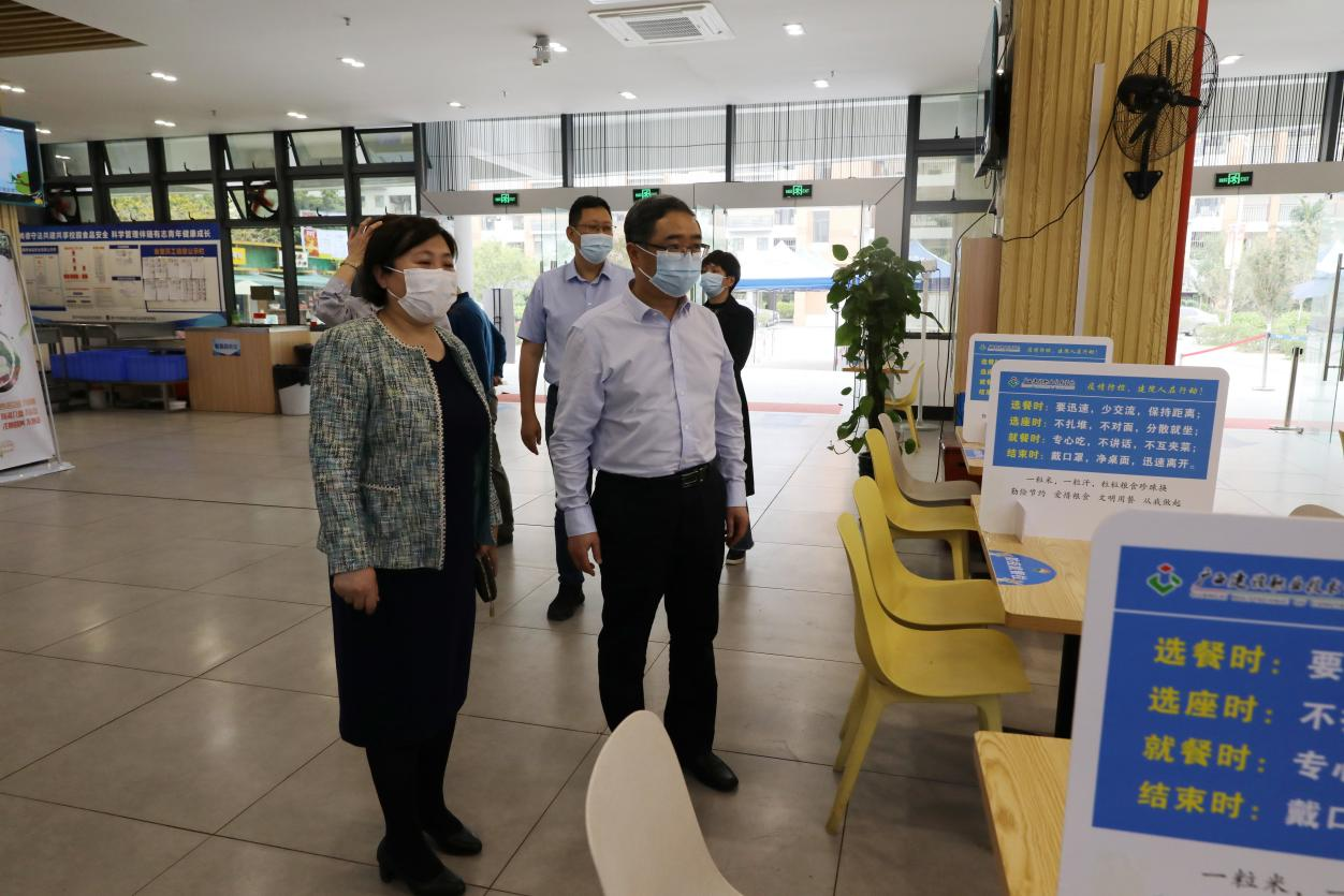 汪夏明副厅长一行检查我校学生食堂卫生防疫情况