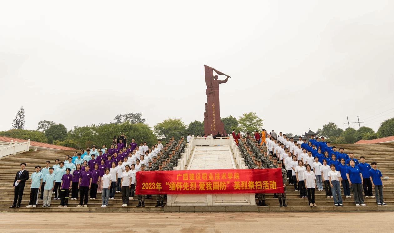 我校团员青年代表在公祭广场革命烈士纪念碑前留念