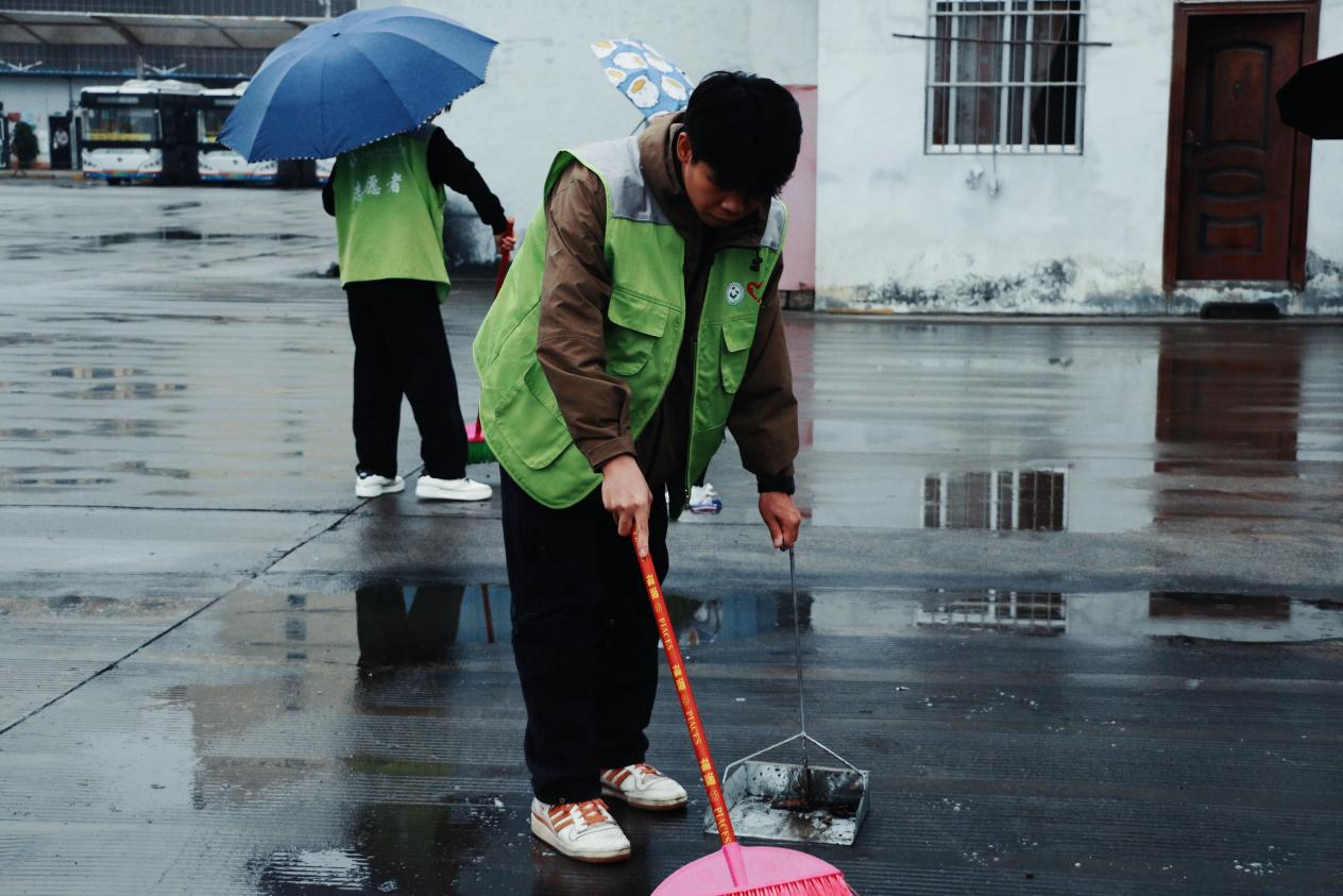 志愿者对西乡塘客运站周边环境进行清洁打扫