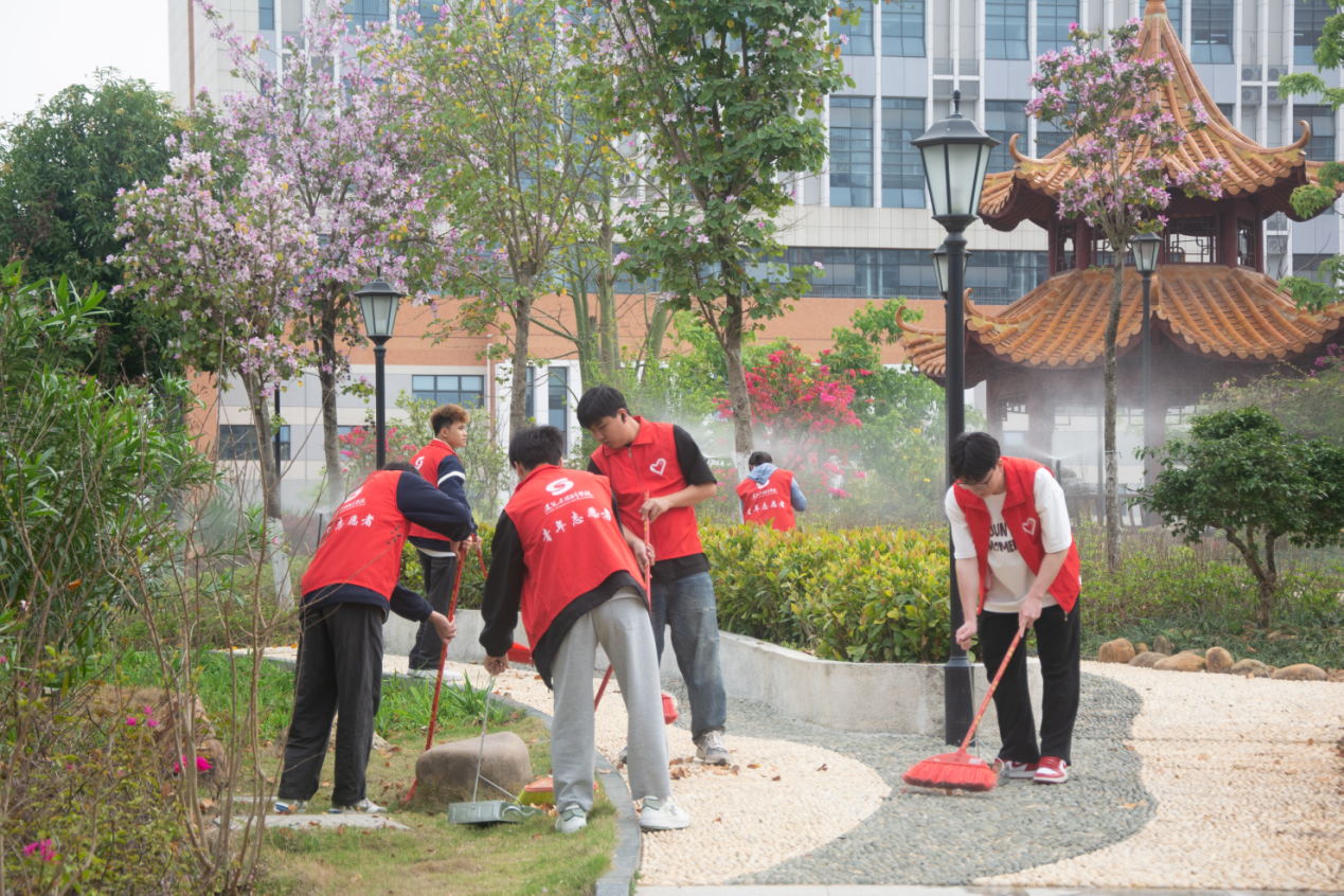 志愿者清扫学校锦鲤园