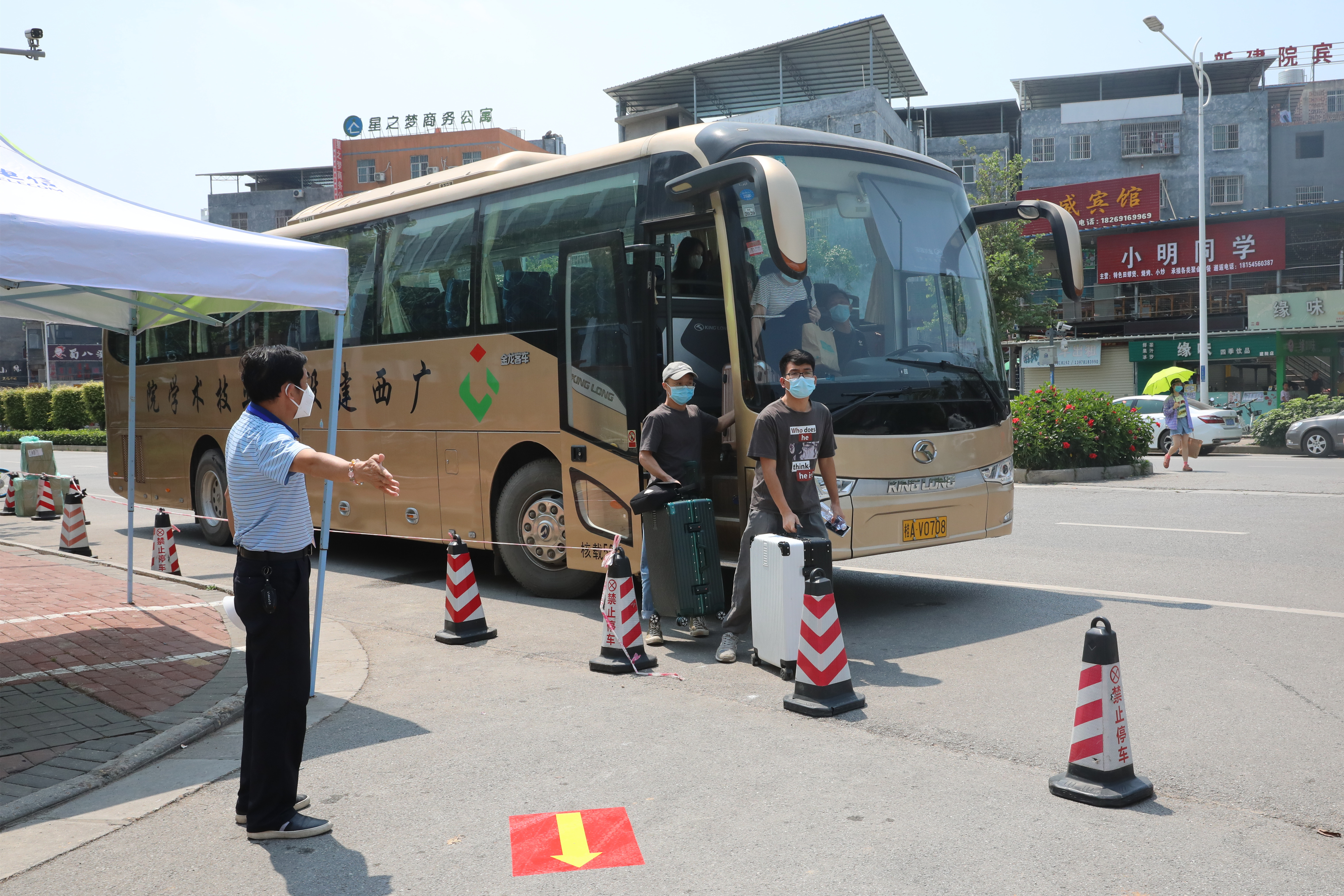 校车从站点接学生返校