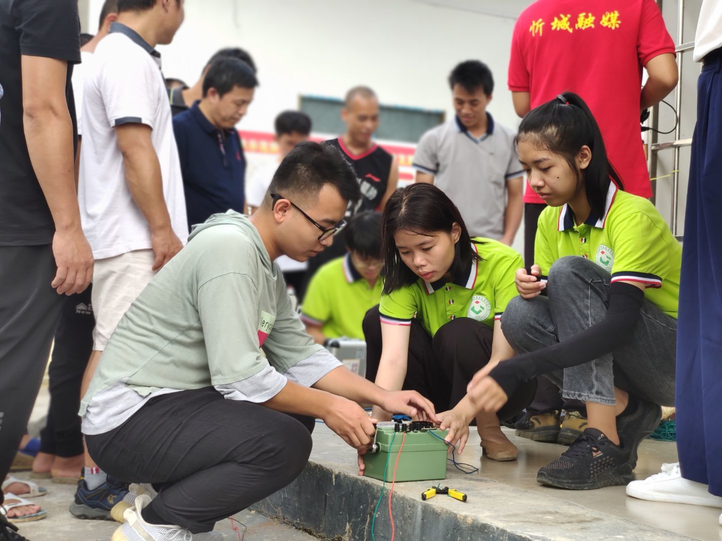 志愿团队成员与学员们共同学习