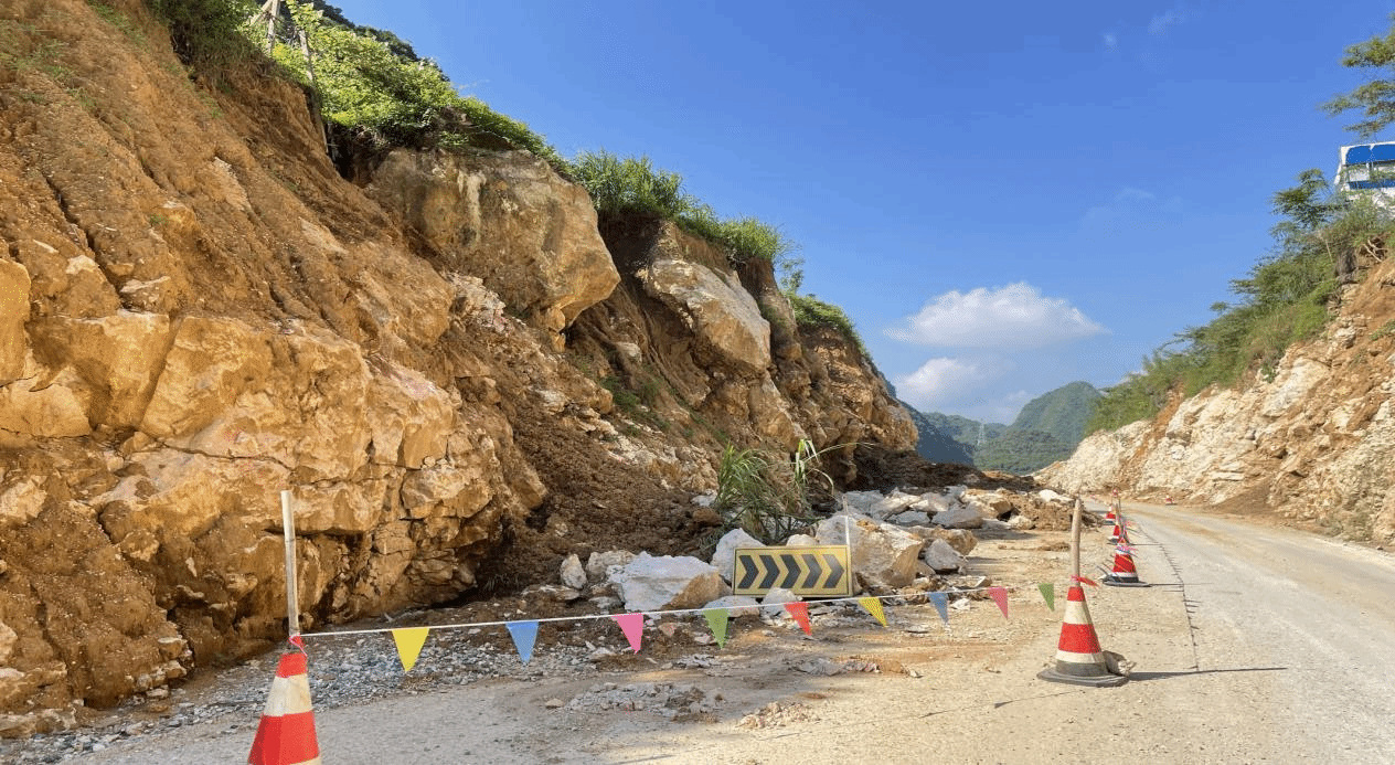 都安至自成村山体滑坡路段