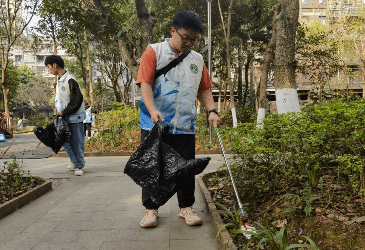 志愿者清扫社区