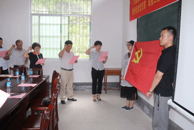 学校代表与村委和村党员重温入党誓词