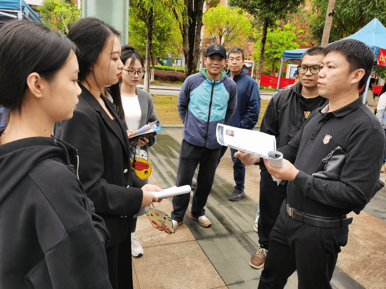 学院领导与专任教师现场指导学生参加面试