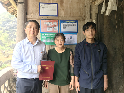 安仲文副院长慰问覃美宁母子（韦怀波 摄）