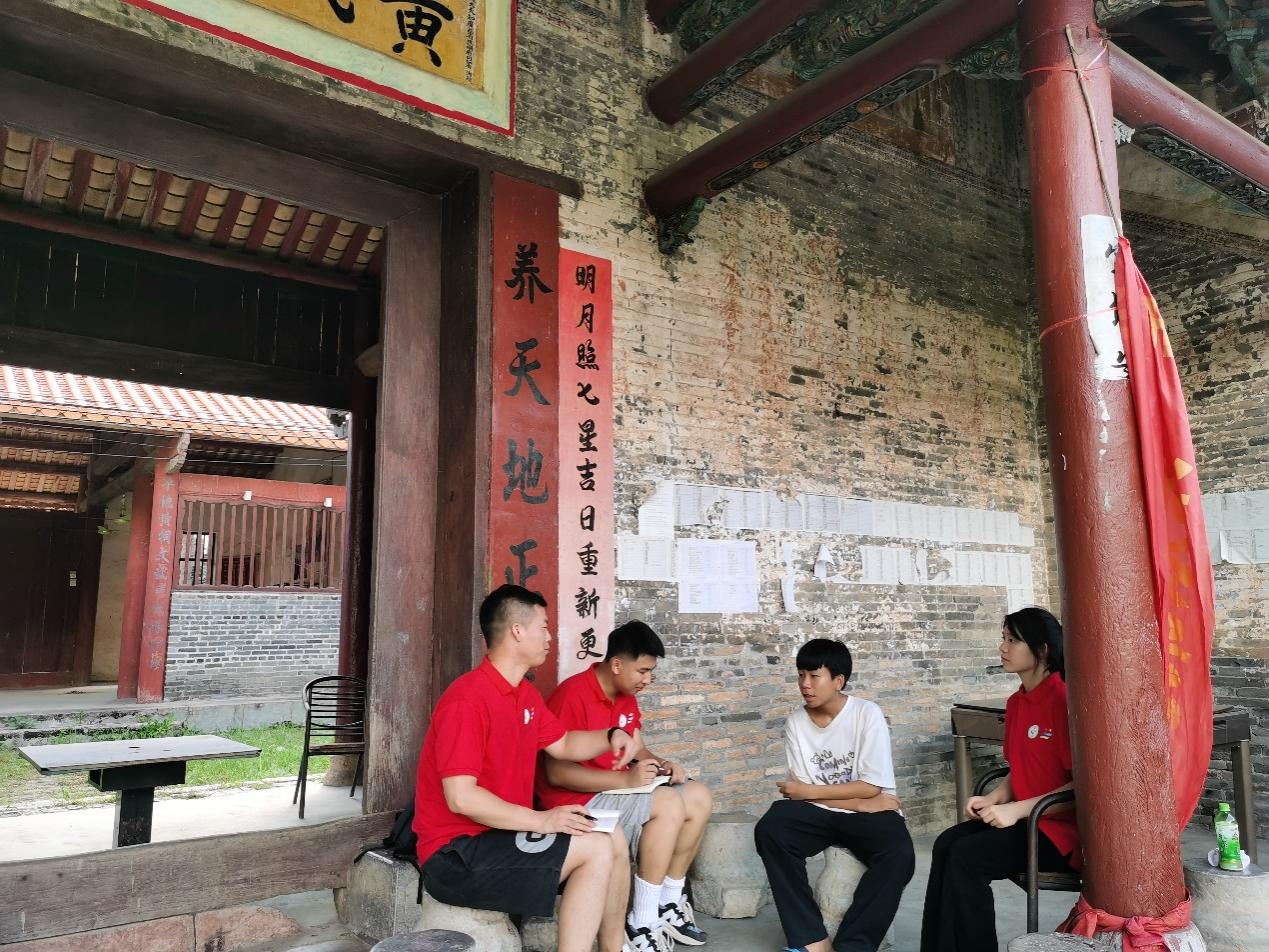 实践团成员在“老口村黄氏宗祠”中访谈当地村民