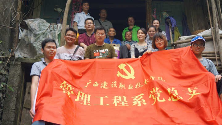 慰问贫困户家庭