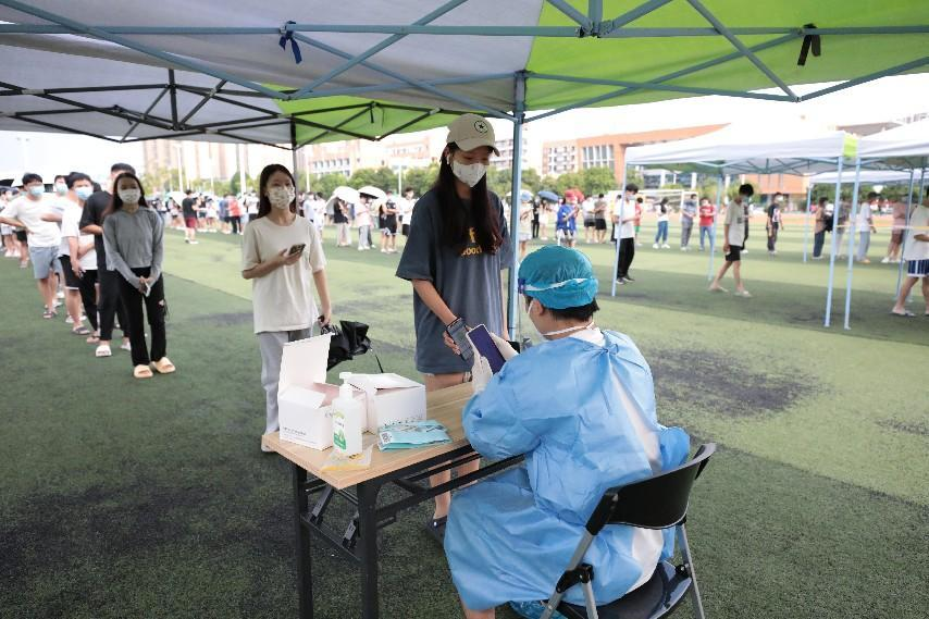 师生正在排队进行核酸检测