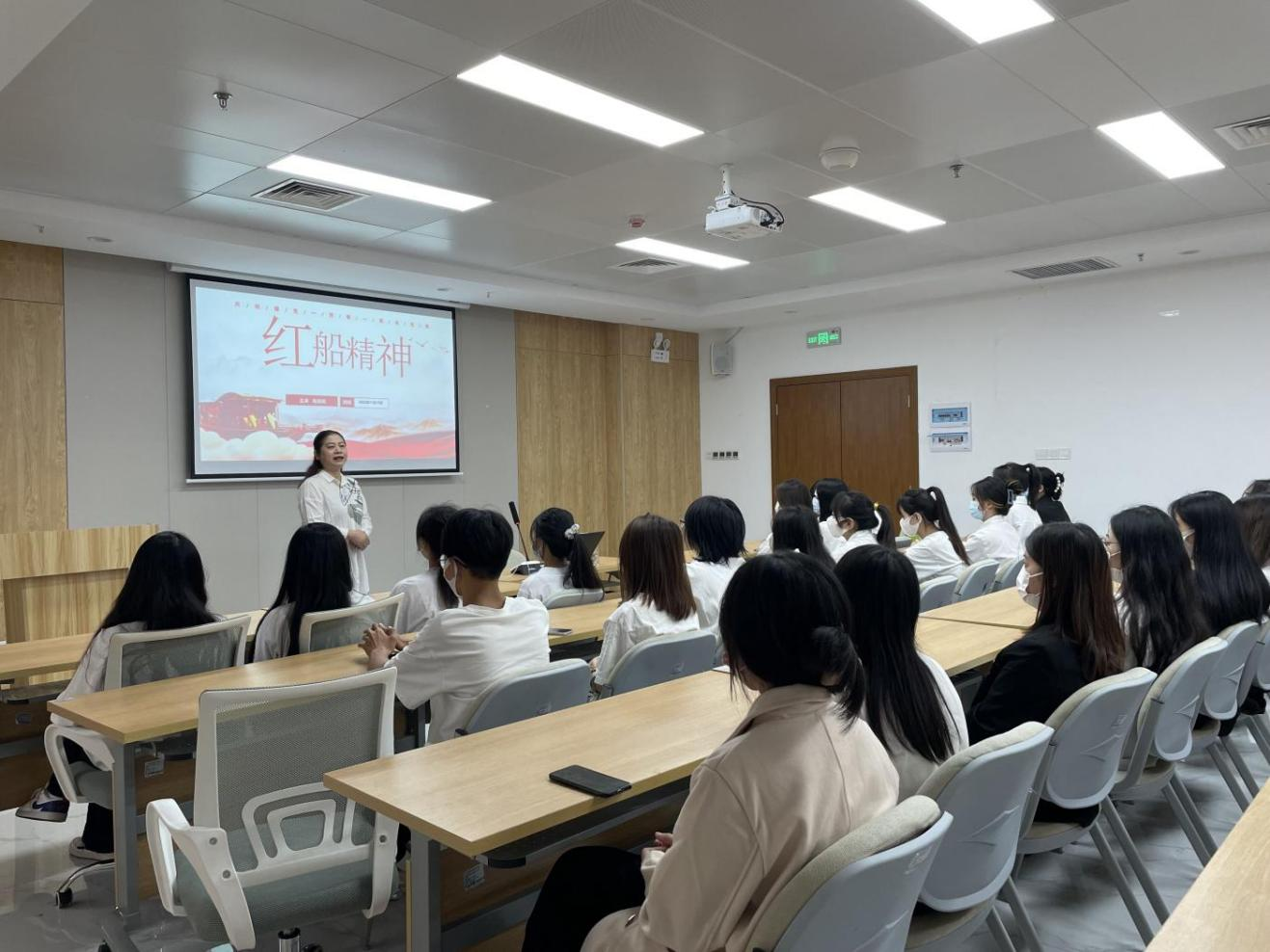 杨飒飒书记在为团员青年代表上党课