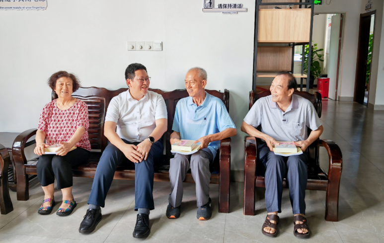 学校党委副书记、校长吴昆正与老党员亲切交谈