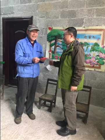 谢东副院长向帮扶对象送上新春慰问金 
