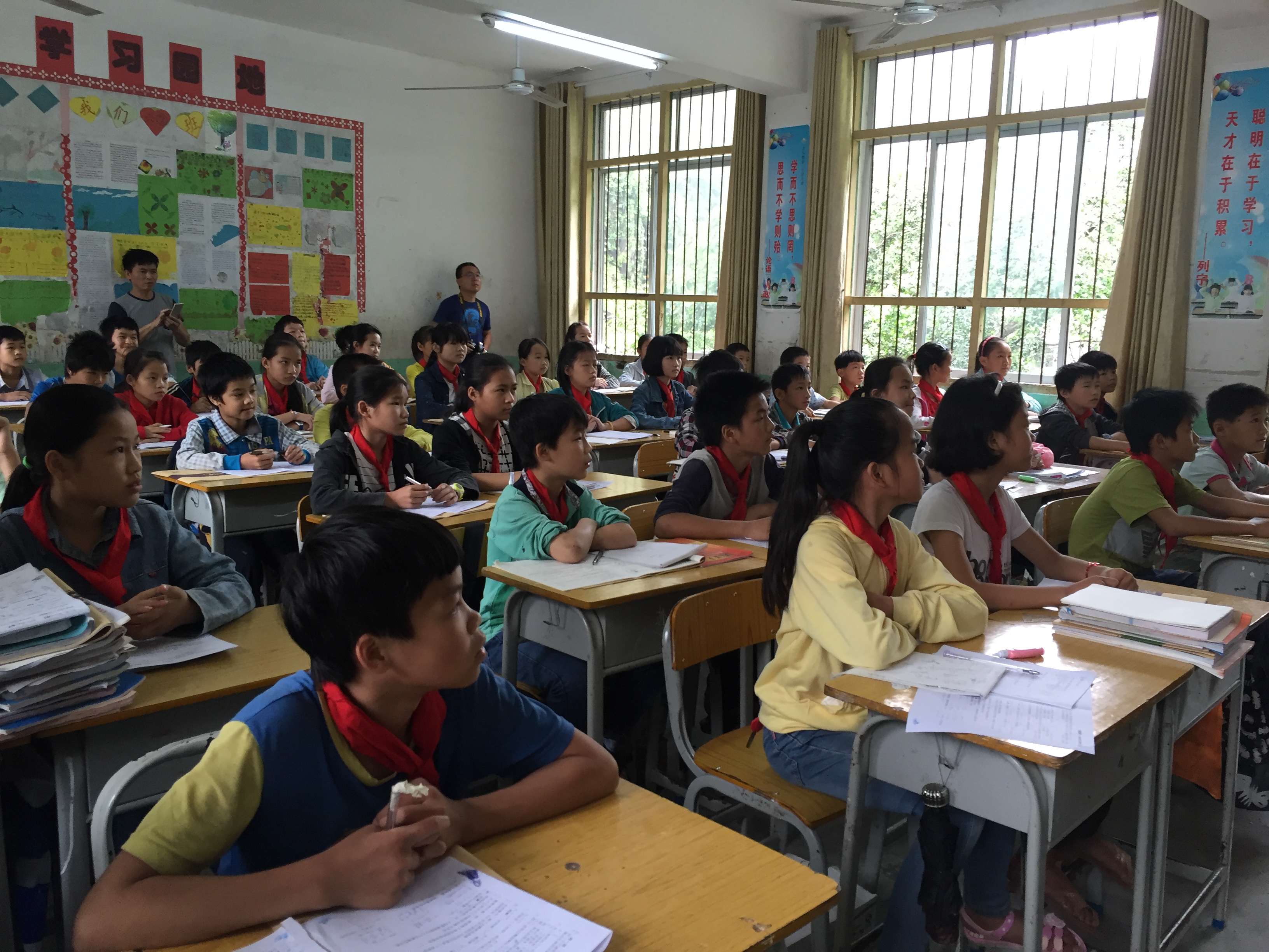 古山小学的学生们在认真听课
