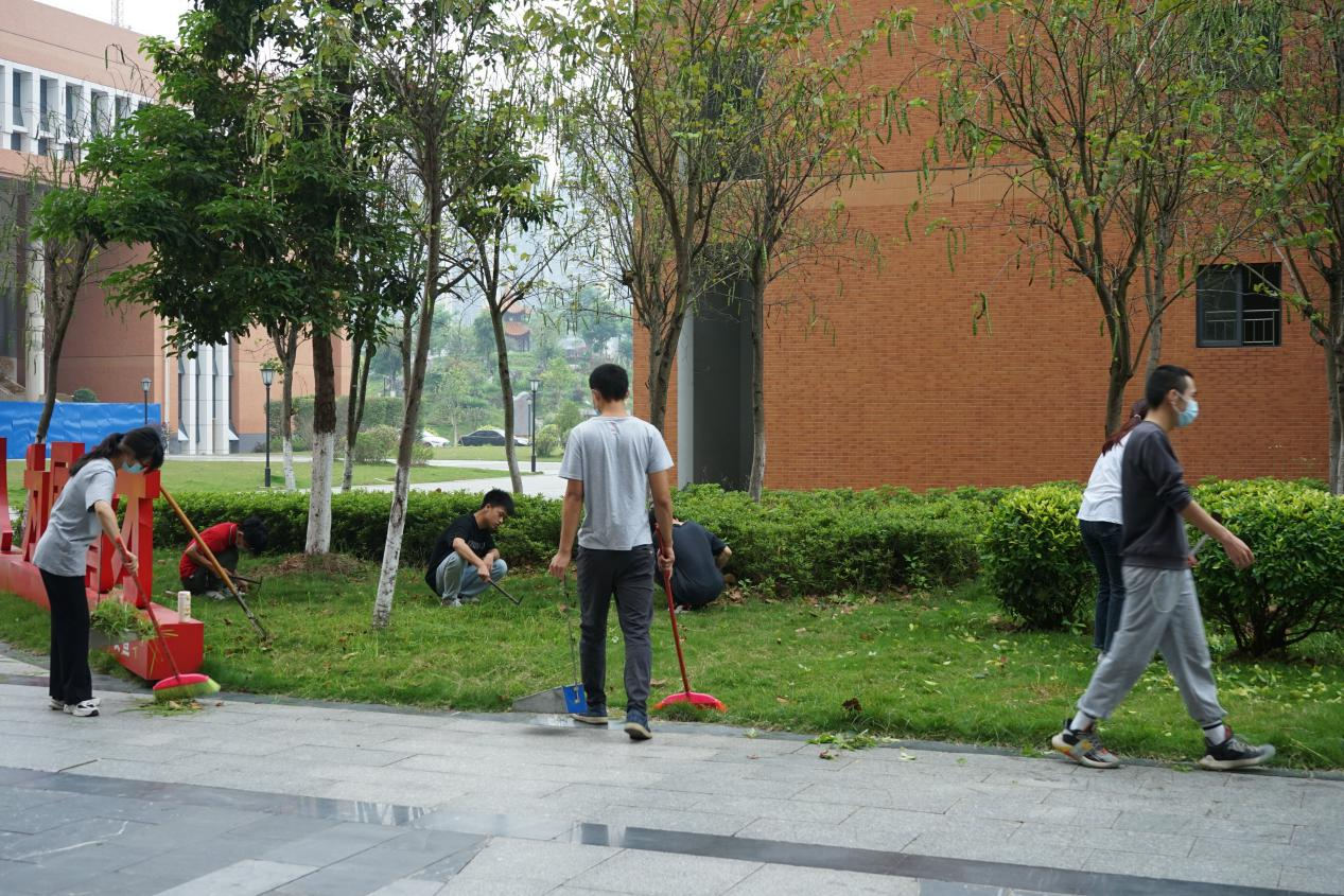 清扫绿地上的垃圾和落叶