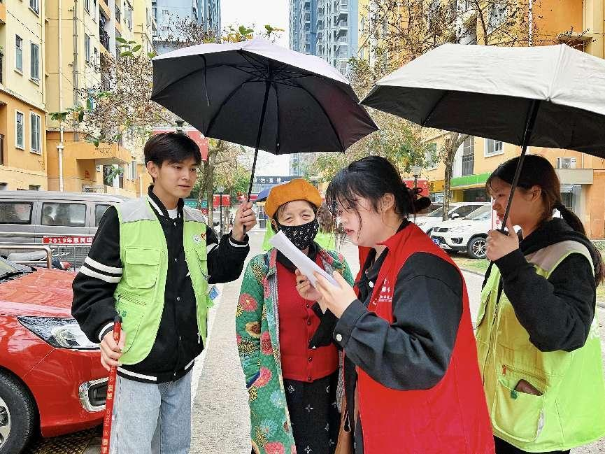 志愿者对梧桐苑社区居民开展下水管道环境维护情况问卷调查