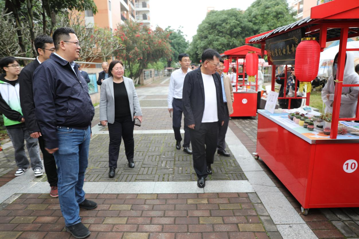 自治区教育厅学生处处长、二级巡视员汪维到我校创业街调研