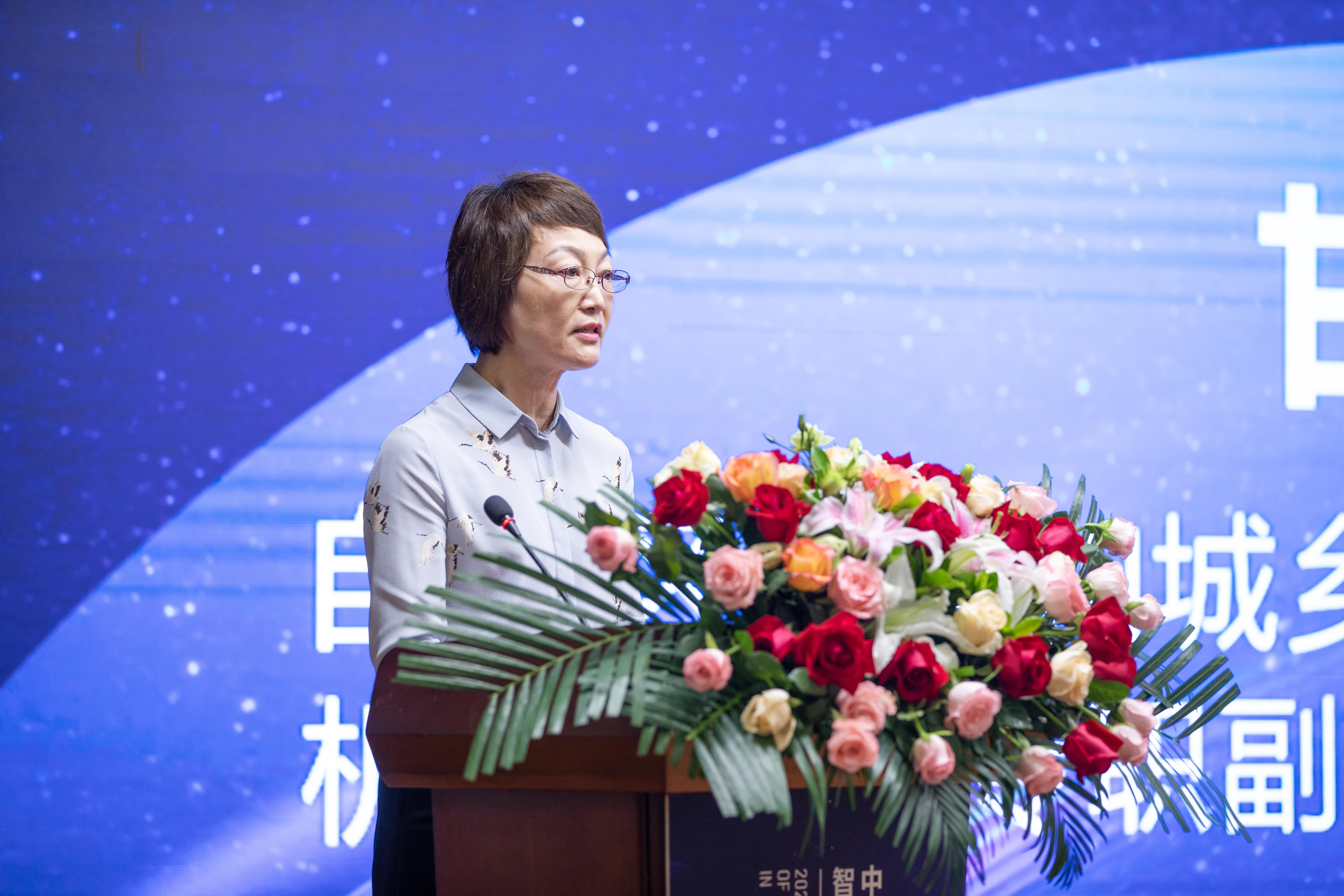 自治区住房城乡建设厅人事教育处处长、机关党委专职副书记、一级调研员甘梅华在开幕式上致辞
