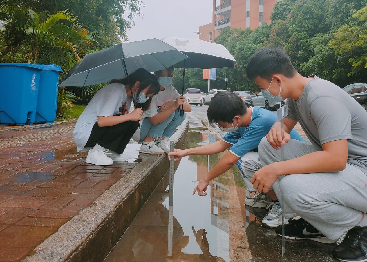 志愿者观测汛期校园路面积水情况